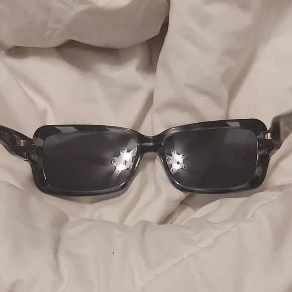 Foster grant sunglasses square shape grey tones but gold coloue at hinge - Picture 8 of 9